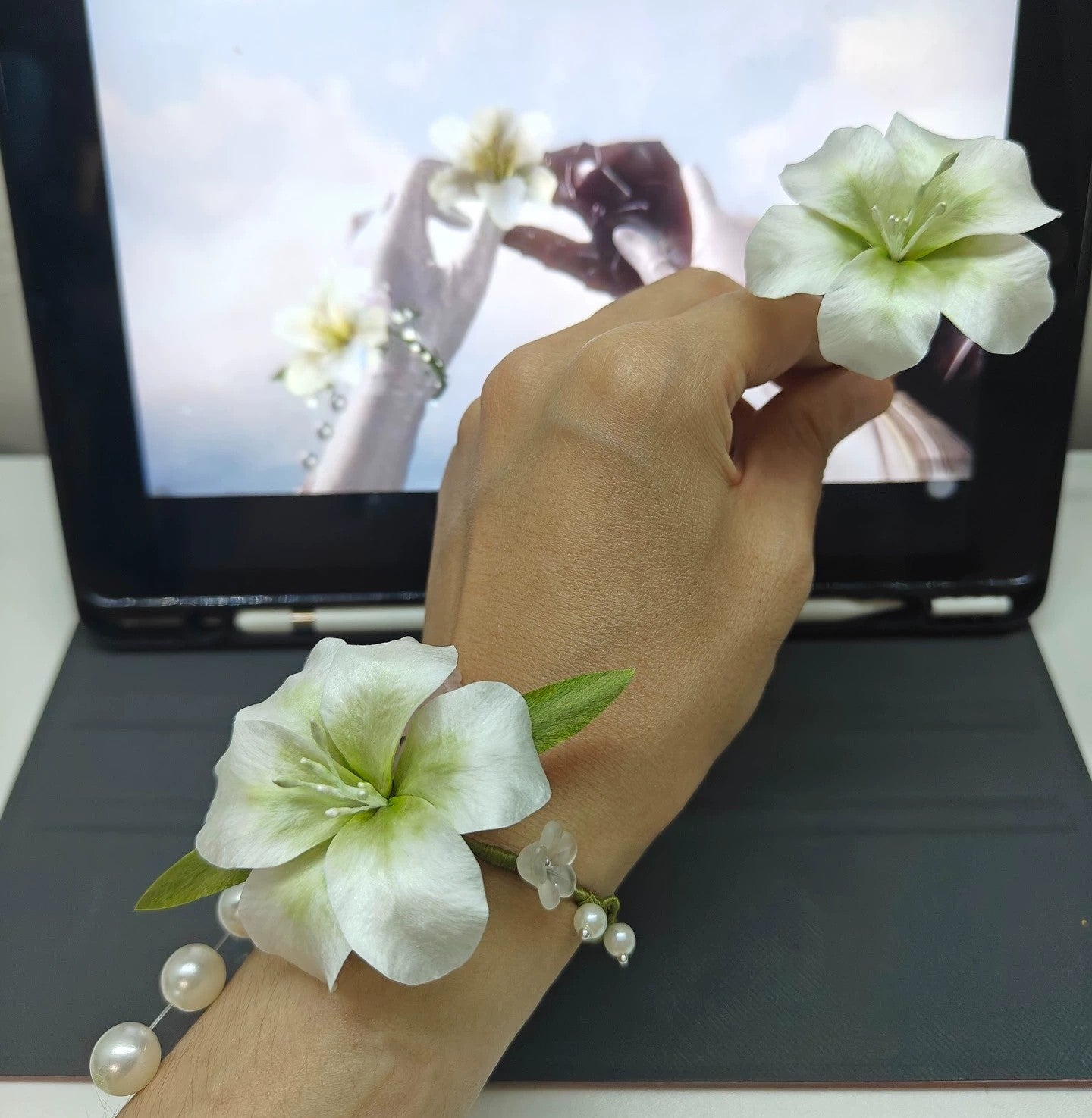 Handmade Ronghua white flower set – Love and Deepspace Sylus replica handheld bouquet and wrist corsage in mulberry silk velvet