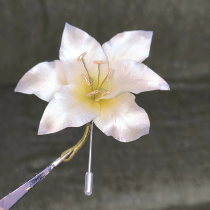 Handmade Ronghua Sylus Eclipse King flower brooch – Love and Deepspace white lily lapel pin