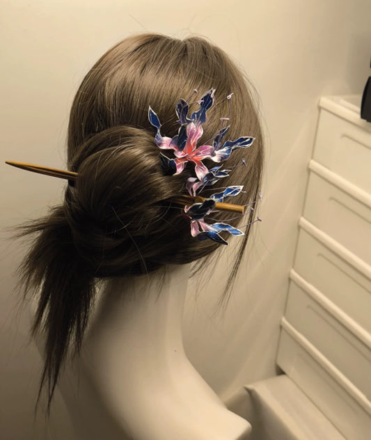 Ronghua gloriosa lily hairpin worn in low bun – lightweight silk floral accessory for hanfu and weddings