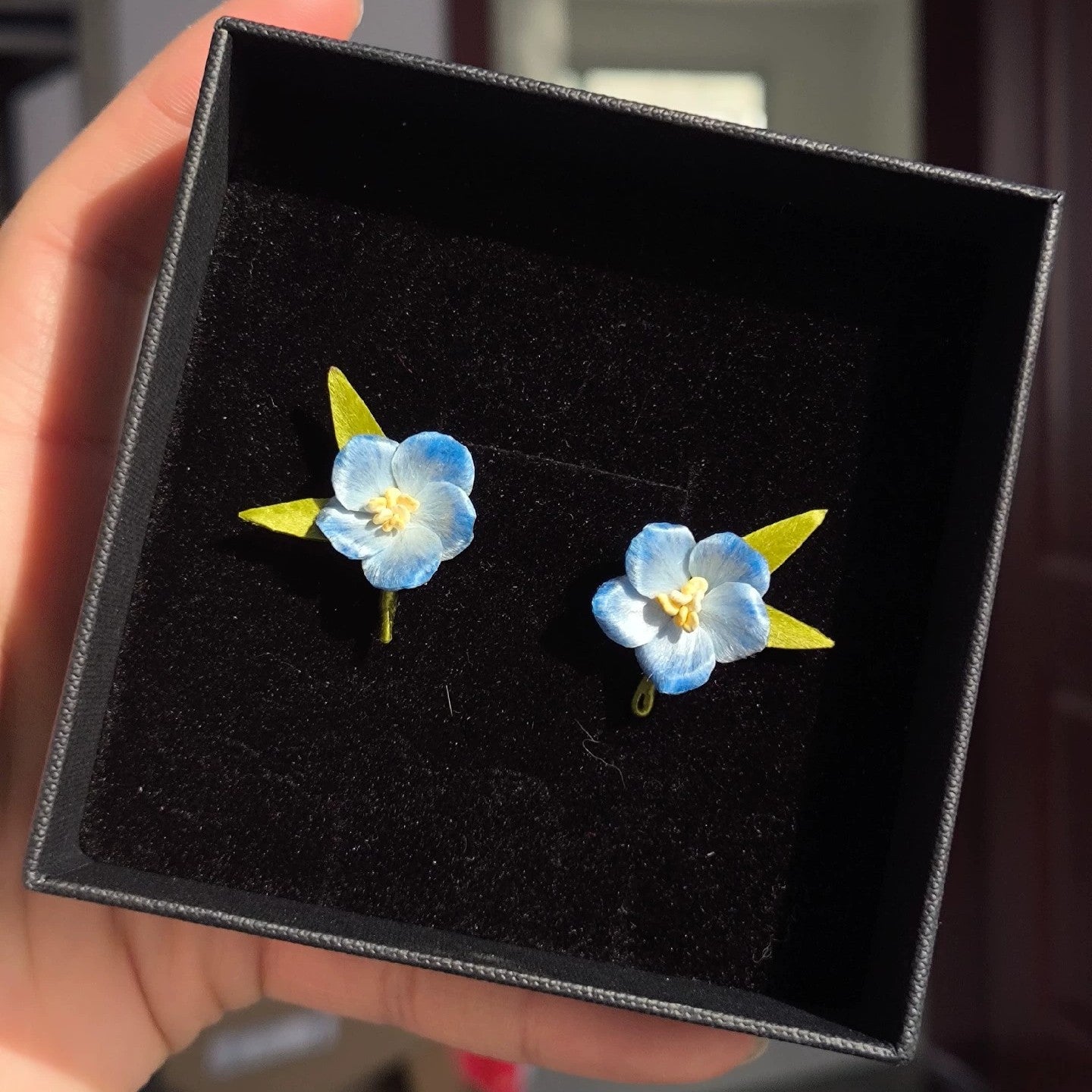 Ronghua tiny star flower earrings worn – ultra-light silk floral studs for hanfu and weddings