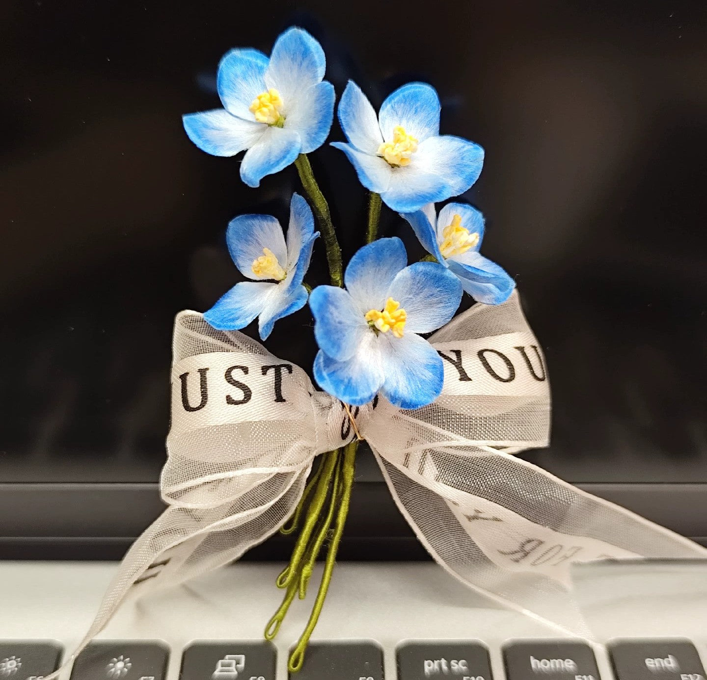 Ronghua star flower bouquet brooch worn on lapel – lightweight silk floral corsage for hanfu and weddings