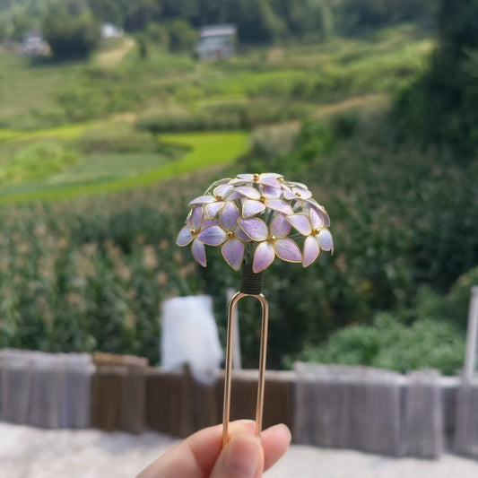 Close-up of Chinese velvet flower hydrangea hairpin, handmade Ronghua silk ball in lavender and blue tones