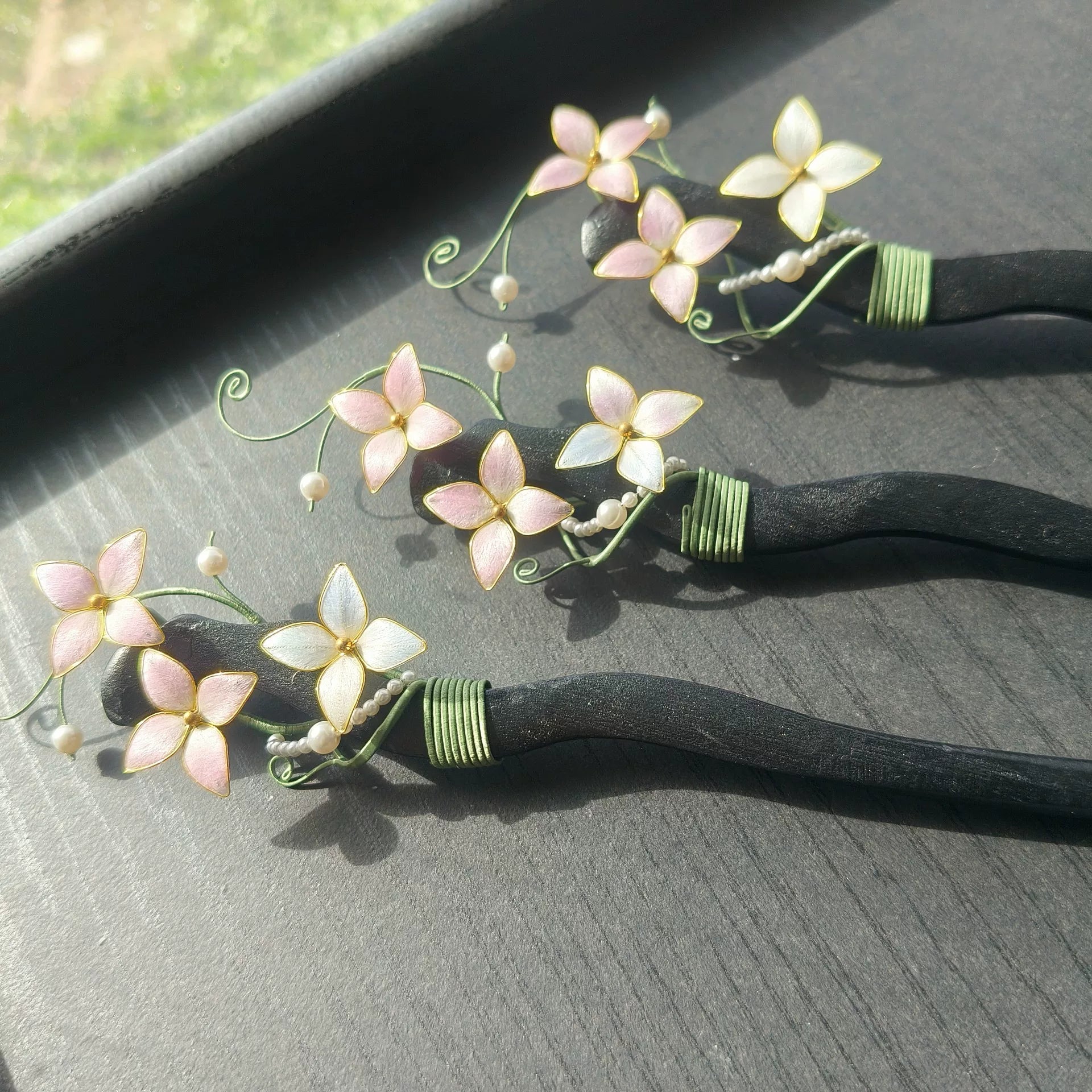 Handmade Ronghua vine flower hairpin set in pink mulberry silk velvet blossoms with pearls and green vines on black hair pin